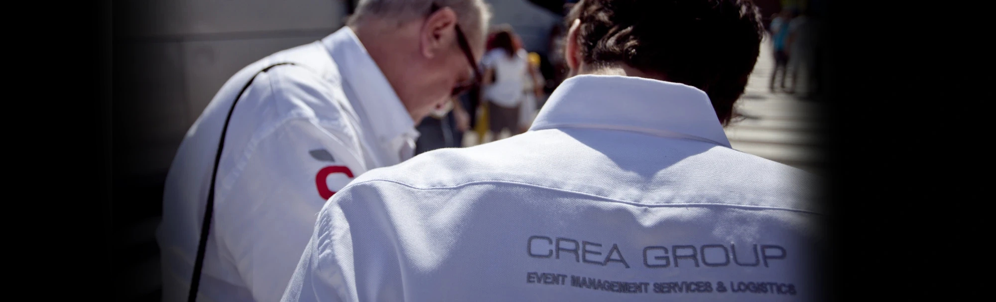 Primer plano del staff de CREA Group con uniforme durante un evento.