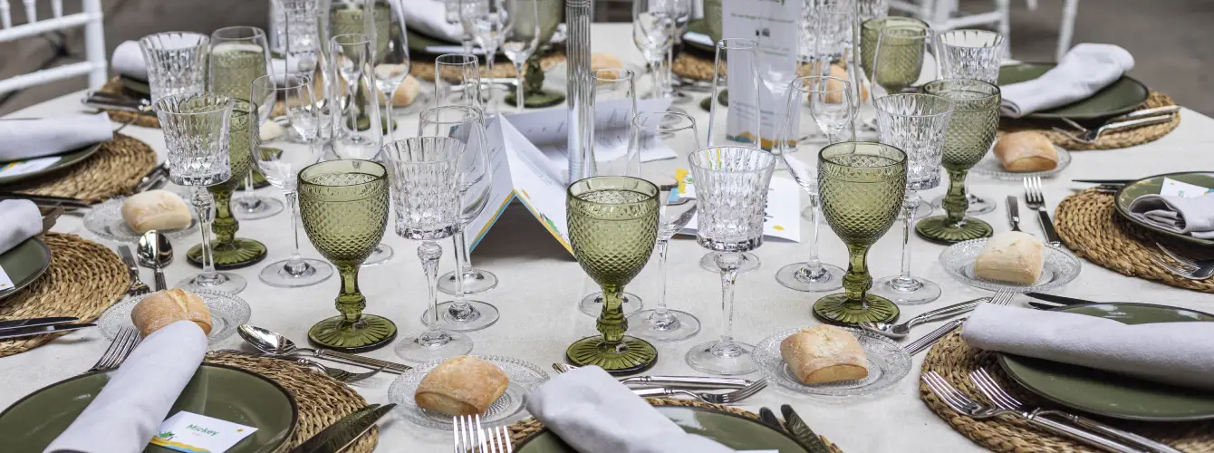 Elegant and sustainable table setting for a corporate event in Spain.