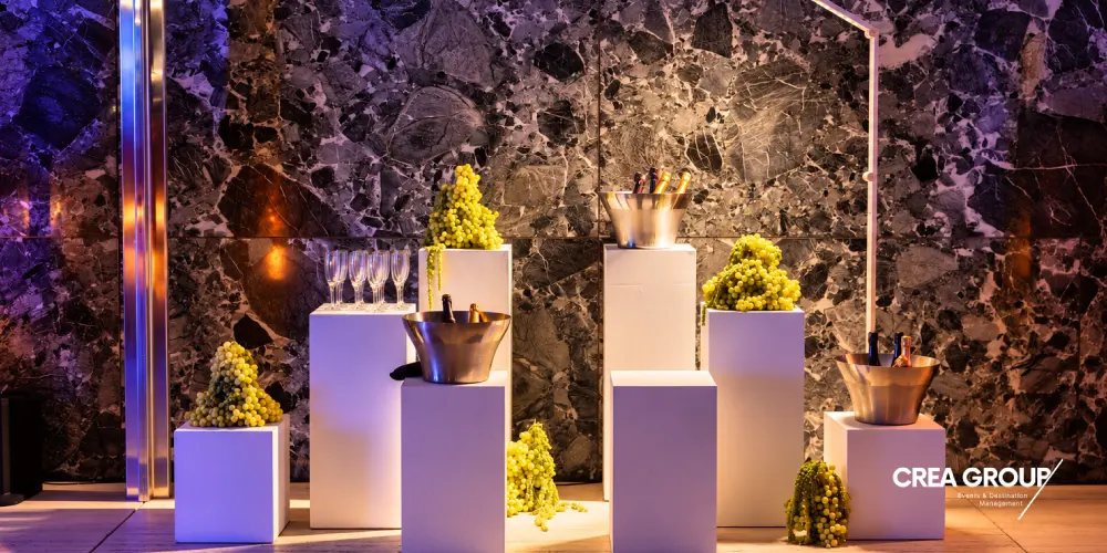 Décoration raffinée et station d'accueil avec champagne pour un événement parallèle de groupe au MWC Barcelone.   