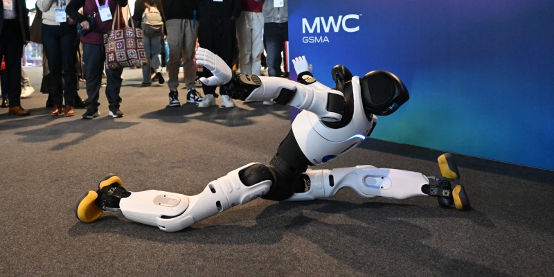 El robot humanoide AgiBot X2 realitzant una postura de ball dinàmica a terra al MWC Barcelona, mostrant robòtica avançada per a entreteniment en esdeveniments.
