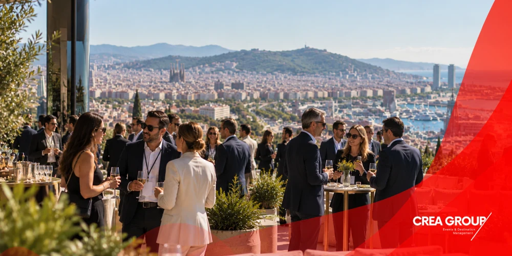 Assistents en un còctel corporatiu en una terrassa amb vistes panoràmiques de Barcelona.